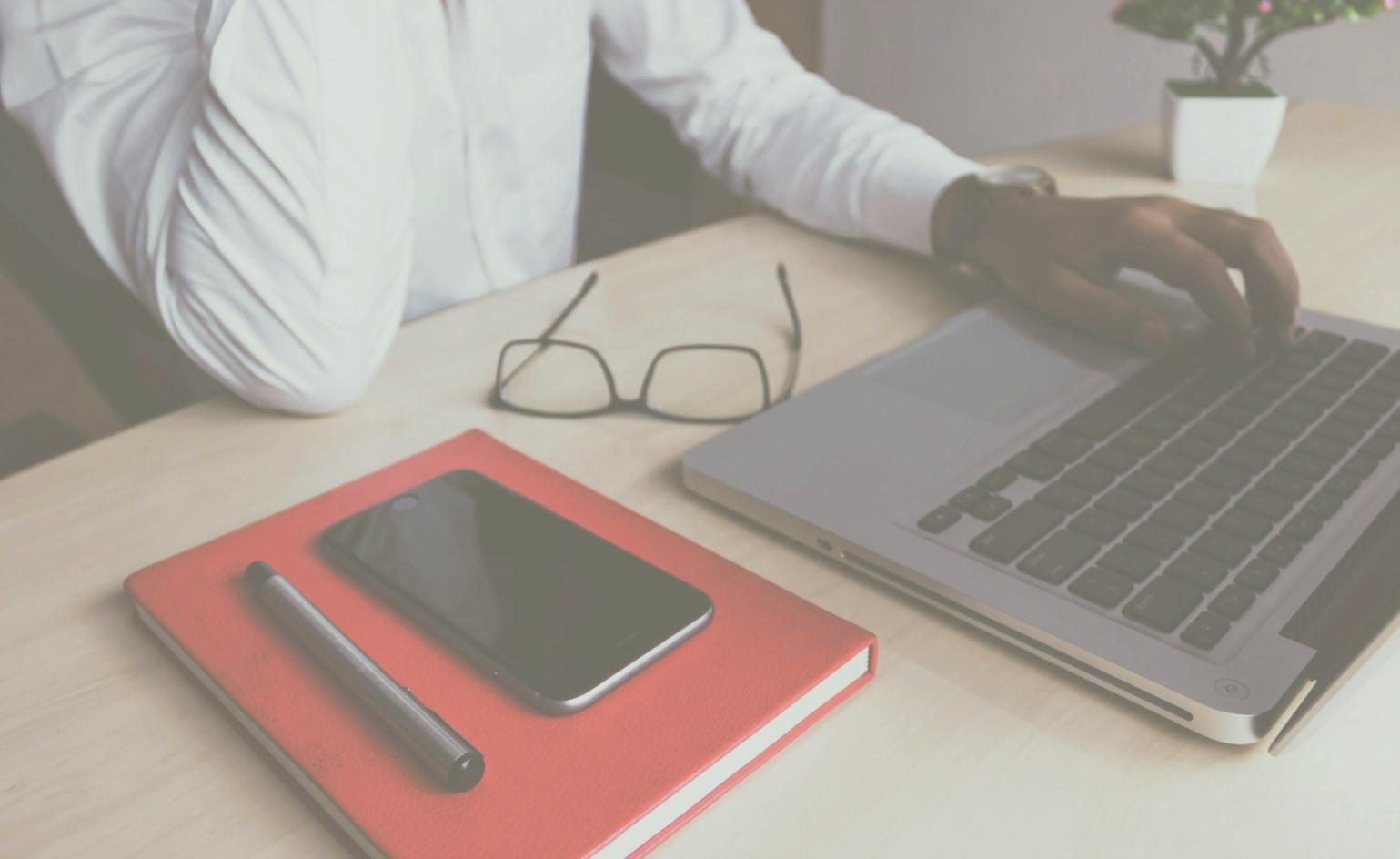 Equipo de zovaneqoro trabajando en sesión estratégica con cliente